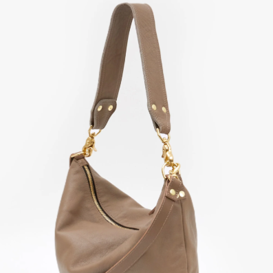 Moyen Messenger - Clare V.